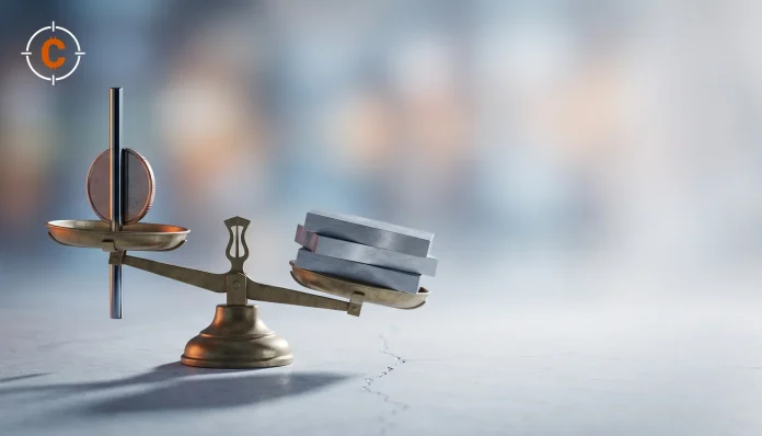 Weegschaal met een bitcoinsymbool tegenover stalen platen, Strategy verkoopt bitcoin om claims af te lossen