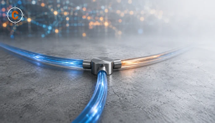 Drie lichtgeleiders komen samen in een metalen verbinding op een grijze ondergrond, met het CryptoFocus-beeldmerk.